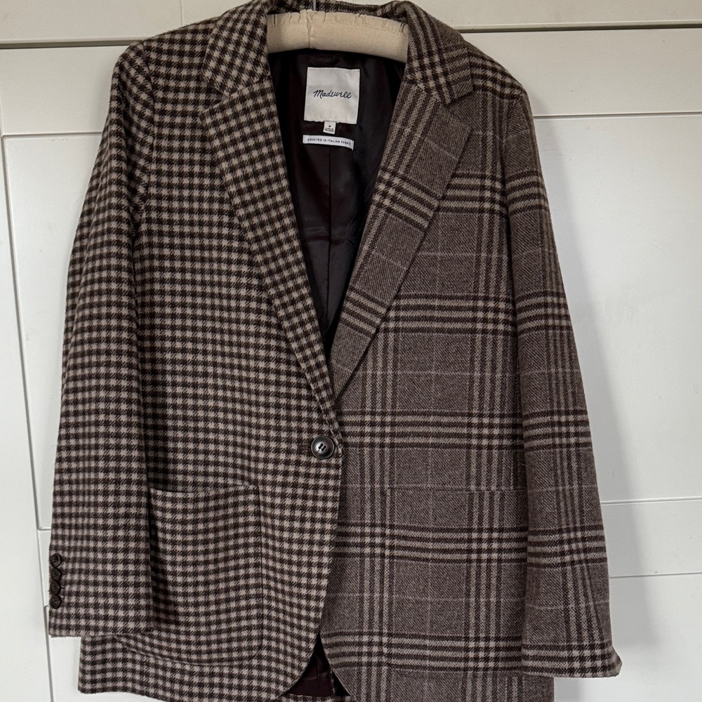 Madewell Italian Fabric Blazer   Pockets  vent in back   Very well detailed